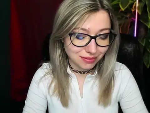 Snapshot of loveHeidi chatting on March 18, 6:27 am loveHeidi online show from March 18, 6:27 am