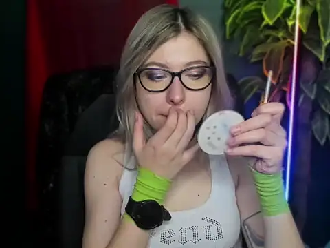 Snapshot of loveHeidi chatting on March 19, 5:22 am loveHeidi online show from March 19, 5:22 am