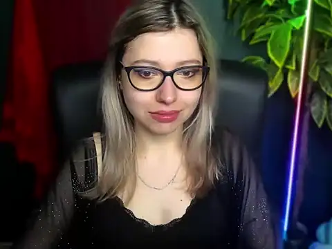 Snapshot of loveHeidi chatting on March 31, 4:24 am loveHeidi online show from March 31, 4:24 am