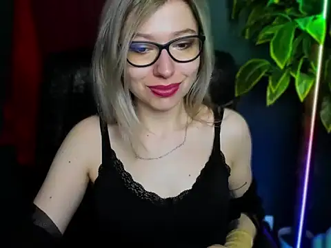 Snapshot of loveHeidi chatting on April 1, 4:35 am loveHeidi online show from April 1, 4:35 am