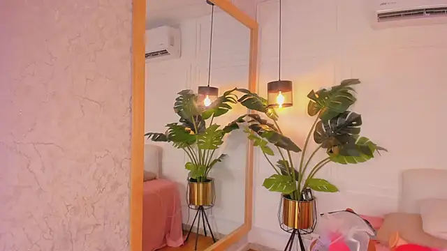 Dafne Hillss online show from February 11, 1:38 pm