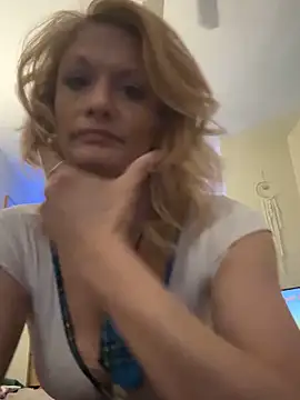 Snapshot of Daphneflor chatting on April 27, 4:10 am Daphneflor online show from April 27, 4:10 am