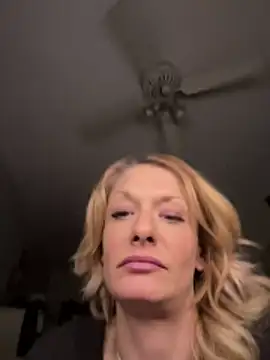 Snapshot of Daphneflor chatting on June 3, 9:12 am Daphneflor online show from June 3, 9:12 am