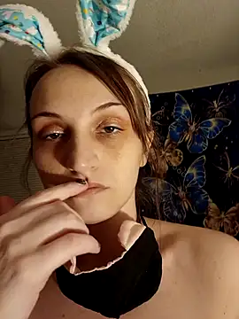 Snapshot of LuvTune chatting on April 5, 3:36 am LuvTune online show from April 5, 3:36 am