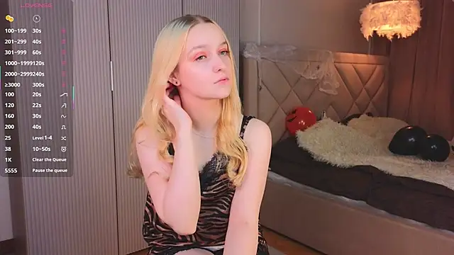 KrishnaSimmons online show from October 31, 8:10 pm