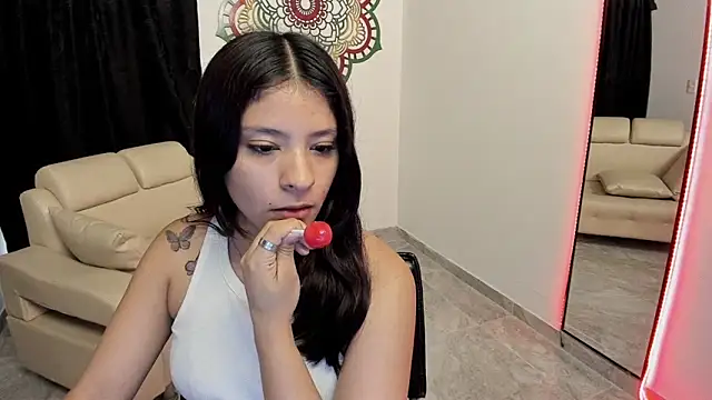 Snapshot of Candy_fox_19 chatting on February 20, 4:40 pm Candy fox 19 online show from February 20, 4:40 pm