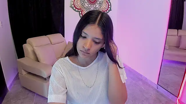 Snapshot of Candy_fox_19 chatting on March 23, 2:21 pm Candy fox 19 online show from March 23, 2:21 pm