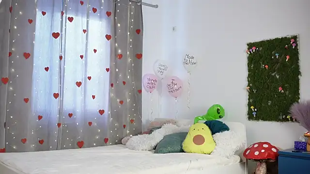 PetiteAlien online show from February 23, 6:33 am