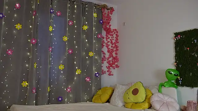 PetiteAlien online show from March 20, 4:50 am