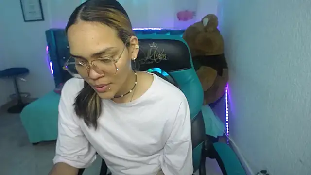 Snapshot of Lola_bikers_m chatting on September 22, 1:24 pm Lola bikers m online show from September 22, 1:24 pm