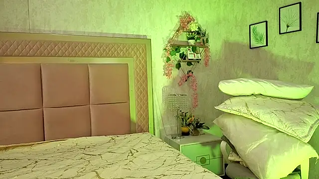 Snapshot of RobinBennett chatting on October 15, 12:16 pm RobinBennett online show from October 15, 12:16 pm