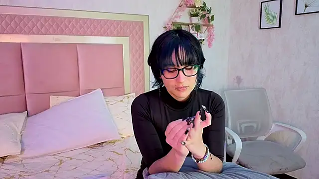 Snapshot of RobinBennett chatting on October 18, 1:56 pm RobinBennett online show from October 18, 1:56 pm