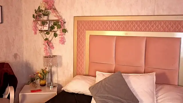 Snapshot of RobinBennett chatting on October 30, 11:55 am RobinBennett online show from October 30, 11:55 am