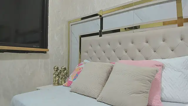 Snapshot of Cameron_Hearts chatting on September 18, 12:18 pm Cameron Hearts online show from September 18, 12:18 pm