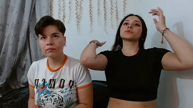 Snapshot of AmbarAndValery chatting on October 5, 3:05 am AmbarAndValery online show from October 5, 3:05 am