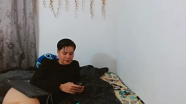 Snapshot of AmbarAndValery chatting on October 12, 4:33 am AmbarAndValery online show from October 12, 4:33 am