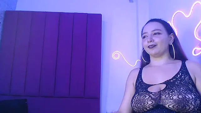 Mia2xsmith online show from June 18, 8:47 am