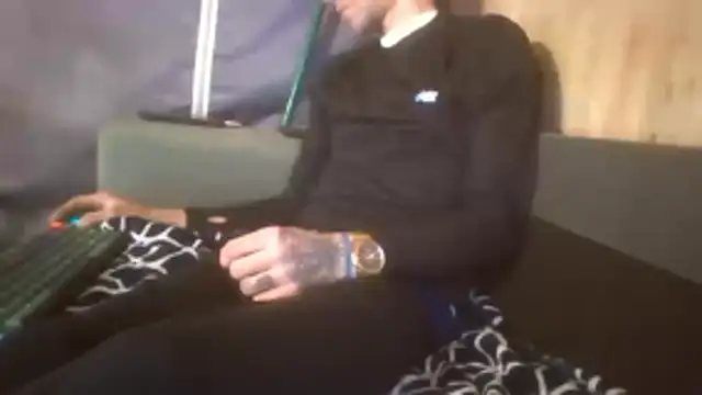 Snapshot of Sillycatfish chatting on November 19, 5:40 am Sillycatfish online show from November 19, 5:40 am