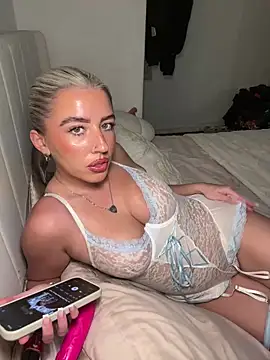 Snapshot of BlondeBetty chatting on February 22, 5:55 pm BlondeBetty online show from February 22, 5:55 pm