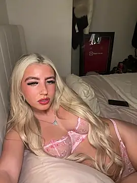 Snapshot of BlondeBetty chatting on March 8, 7:28 pm BlondeBetty online show from March 8, 7:28 pm