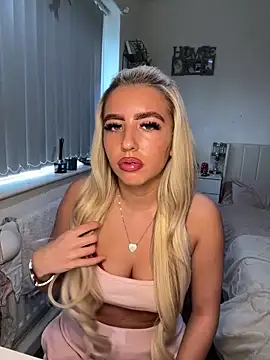 Snapshot of BlondeBetty chatting on March 24, 8:52 am BlondeBetty online show from March 24, 8:52 am