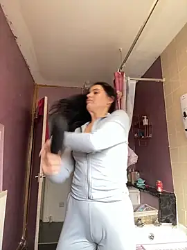 Snapshot of Camwithchlox chatting on September 19, 10:49 am Camwithchlox online show from September 19, 10:49 am