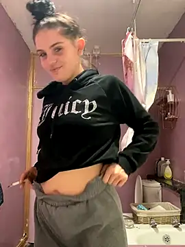 Snapshot of Camwithchlox chatting on October 21, 6:19 pm Camwithchlox online show from October 21, 6:19 pm