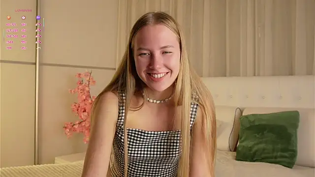 Snapshot of AlbaMesick chatting on October 13, 11:32 am AlbaMesick online show from October 13, 11:32 am