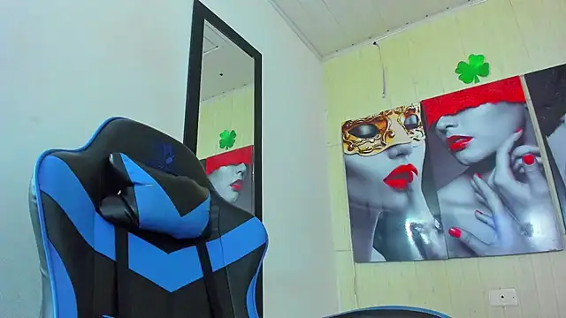 Snapshot of susan_mooree chatting on October 14, 7:25 pm susan mooree online show from October 14, 7:25 pm