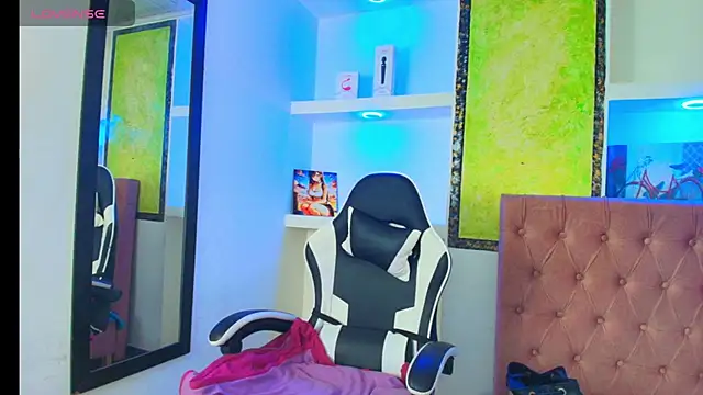 Snapshot of susan_mooree chatting on October 18, 7:47 pm susan mooree online show from October 18, 7:47 pm