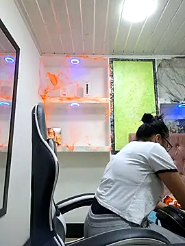 Snapshot of susan_mooree chatting on October 28, 6:43 pm susan mooree online show from October 28, 6:43 pm