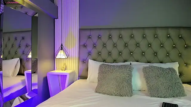 LunaBloomn online show from October 28, 5:04 pm