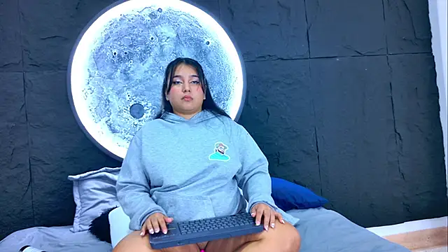 IvannaaVega online show from April 2, 5:05 am