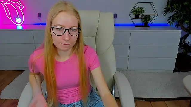 Snapshot of Alina_Blonde chatting on September 12, 5:40 am Alina Blonde online show from September 12, 5:40 am