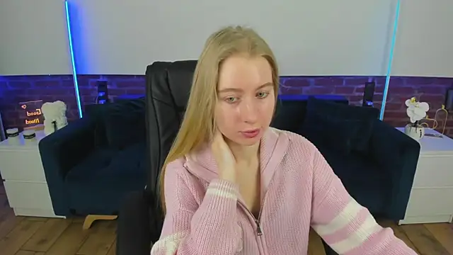 Snapshot of Alina_Blonde chatting on February 16, 6:42 am Alina Blonde online show from February 16, 6:42 am