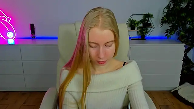 Snapshot of Alina_Blonde chatting on February 19, 6:42 am Alina Blonde online show from February 19, 6:42 am