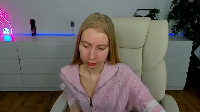 Snapshot of Alina_Blonde chatting on March 4, 6:41 am Alina Blonde online show from March 4, 6:41 am