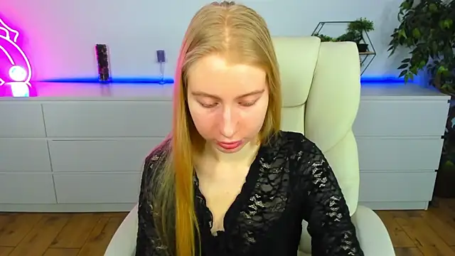 Snapshot of Alina_Blonde chatting on March 19, 6:39 am Alina Blonde online show from March 19, 6:39 am