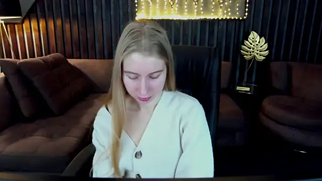 Snapshot of Alina_Blonde chatting on April 2, 5:38 am Alina Blonde online show from April 2, 5:38 am