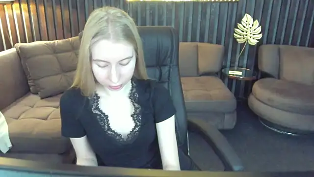 Alina Blonde online show from May 5, 5:37 am