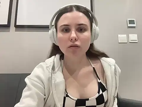Snapshot of Olyshaa chatting on July 24, 8:51 pm Olyshaa online show from July 24, 8:51 pm