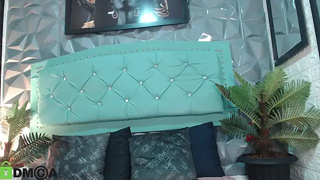 Snapshot of sheyla__ebony chatting on October 29, 7:26 pm sheyla ebony online show from October 29, 7:26 pm