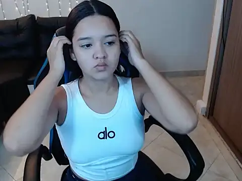 Snapshot of sarai_mv1 chatting on October 18, 11:33 am sarai mv1 online show from October 18, 11:33 am