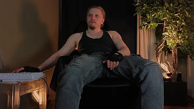 Snapshot of Vincent_Hardman chatting on May 2, 8:03 pm Vincent Hardman online show from May 2, 8:03 pm