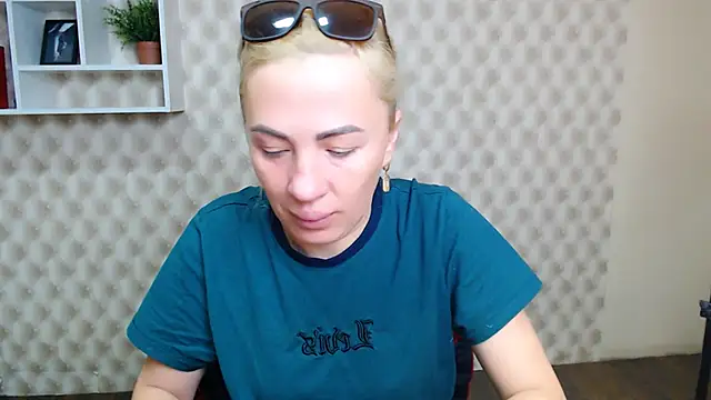 EmmaCat  online show from October 4, 4:32 am