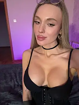 Snapshot of Squirtella chatting on October 5, 9:18 am Squirtella online show from October 5, 9:18 am