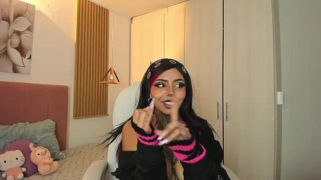 KoraRousee online show from October 28, 1:47 pm