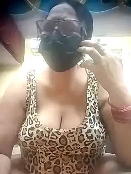 Snapshot of thehotlady chatting on April 6, 2:53 am thehotlady online show from April 6, 2:53 am
