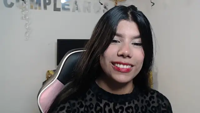 Snapshot of MayaScott11 chatting on April 28, 6:13 pm MayaScott11 online show from April 28, 6:13 pm