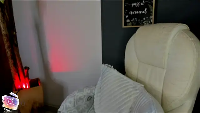 Snapshot of val_varago chatting on February 13, 2:18 am val varago online show from February 13, 2:18 am